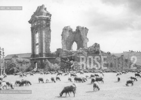 GERMANIA ( DRESDA ) :  LE ROVINE DELLA FRAUENKIRCHE -  1957 - REPRODUCTED BY Graziano Arici/Rosebud2 - GEO..IL PAGAMENTO DI DIRITTI  DI QUESTA IMMAGINE E RELATIVO SOLO AL LAVORO DI RIPRODUZIONE E ARCHIVIAZIONE DELLA STESSA. .TUTTI I DIRITTI DI RIPRODUZIONE SPETTANO ALLLA LANDESBIBLIOTHEK DEUTSCHE FOTOTHEK DI SASSONIA ALLA QUALE LUTILIZZATORE DI QUESTA IMMAGINE DEVE OBBLIGATORIAMENTE RIVOLGERSI PER IL RELATIVO PAGAMENTO DEI DIRITTI. .LA PUBBLICAZIONE DI QUESTA IMMAGINE IMPLICA LEFFETTUAZIONE DI QUESTO OBBLIGO.