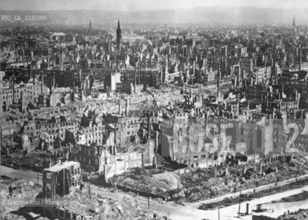 GERMANIA ( DRESDA ) : PANORAMA DOPO IL BOMBARDAMENTO ALLEATO, DALLA TORRE DEL COMUNE IN DIREZIONE DELLA JOHANSTADT  -  23 AGOSTO 1949 - REPRODUCTED BY Graziano Arici/Rosebud2 - GEO..IL PAGAMENTO DI DIRITTI  DI QUESTA IMMAGINE E RELATIVO SOLO AL LAVORO DI RIPRODUZIONE E ARCHIVIAZIONE DELLA STESSA. .TUTTI I DIRITTI DI RIPRODUZIONE SPETTANO ALLLA LANDESBIBLIOTHEK DEUTSCHE FOTOTHEK DI SASSONIA ALLA QUALE LUTILIZZATORE DI QUESTA IMMAGINE DEVE OBBLIGATORIAMENTE RIVOLGERSI PER IL RELATIVO PAGAMENTO DEI DIRITTI. .LA PUBBLICAZIONE DI QUESTA IMMAGINE IMPLICA LEFFETTUAZIONE DI QUESTO OBBLIGO.