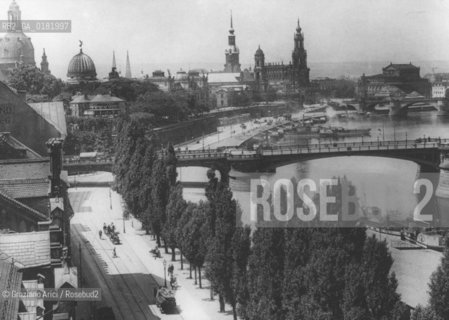 GERMANIA ( DRESDA ) : PANORAMA DEL CAROLABRUCKE VERSO LA TERRAZZA DI BRUHLE  -  1934  - REPRODUCTED BY Graziano Arici/Rosebud2 - GEO.IL PAGAMENTO DI DIRITTI  DI QUESTA IMMAGINE E RELATIVO SOLO AL LAVORO DI RIPRODUZIONE E ARCHIVIAZIONE DELLA STESSA. .TUTTI I DIRITTI DI RIPRODUZIONE SPETTANO ALLLA LANDESBIBLIOTHEK DEUTSCHE FOTOTHEK DI SASSONIA ALLA QUALE LUTILIZZATORE DI QUESTA IMMAGINE DEVE OBBLIGATORIAMENTE RIVOLGERSI PER IL RELATIVO PAGAMENTO DEI DIRITTI. .LA PUBBLICAZIONE DI QUESTA IMMAGINE IMPLICA LEFFETTUAZIONE DI QUESTO OBBLIGO.