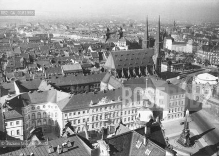 GERMANIA ( DRESDA ) : PANORAMA DOPO IL BOMBARDAMENTO ALLEATO, DALLA TORRE DEL CASTELLO SOPRA IL TASCHENBERGPALAIS E LA SOPHIENKIRCHE -  193?  - REPRODUCTED BY Graziano Arici/Rosebud2 - GEO..IL PAGAMENTO DI DIRITTI  DI QUESTA IMMAGINE E RELATIVO SOLO AL LAVORO DI RIPRODUZIONE E ARCHIVIAZIONE DELLA STESSA. .TUTTI I DIRITTI DI RIPRODUZIONE SPETTANO ALLLA LANDESBIBLIOTHEK DEUTSCHE FOTOTHEK DI SASSONIA ALLA QUALE LUTILIZZATORE DI QUESTA IMMAGINE DEVE OBBLIGATORIAMENTE RIVOLGERSI PER IL RELATIVO PAGAMENTO DEI DIRITTI. .LA PUBBLICAZIONE DI QUESTA IMMAGINE IMPLICA LEFFETTUAZIONE DI QUESTO OBBLIGO.