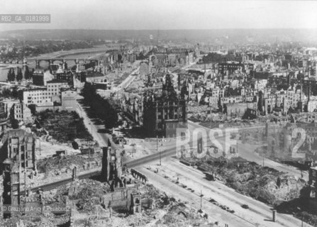 GERMANIA ( DRESDA ) : PANORAMA DOPO IL BOMBARDAMENTO ALLEATO, DALLA TORRE DEL COMUNE IN DIREZIONE NO VERSO LA PIRMAICHEM PLATZ, IL KAISERPALAST E LA MARSCHALLSTRASSE  -  23 AGOSTO 1949 - REPRODUCTED BY Graziano Arici/Rosebud2 - GEO..IL PAGAMENTO DI DIRITTI  DI QUESTA IMMAGINE E RELATIVO SOLO AL LAVORO DI RIPRODUZIONE E ARCHIVIAZIONE DELLA STESSA. .TUTTI I DIRITTI DI RIPRODUZIONE SPETTANO ALLLA LANDESBIBLIOTHEK DEUTSCHE FOTOTHEK DI SASSONIA ALLA QUALE LUTILIZZATORE DI QUESTA IMMAGINE DEVE OBBLIGATORIAMENTE RIVOLGERSI PER IL RELATIVO PAGAMENTO DEI DIRITTI. .LA PUBBLICAZIONE DI QUESTA IMMAGINE IMPLICA LEFFETTUAZIONE DI QUESTO OBBLIGO.