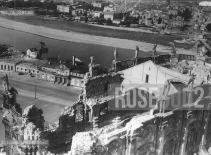 GERMANIA ( DRESDA ) : PANORAMA DOPO IL BOMBARDAMENTO ALLEATO, DALLA TORRE DEL CASTELLO SULLA CHIESA CATTOLICA HOFKIRCHE  -  1947 - REPRODUCTED BY Graziano Arici/Rosebud2 - GEO..IL PAGAMENTO DI DIRITTI  DI QUESTA IMMAGINE E RELATIVO SOLO AL LAVORO DI RIPRODUZIONE E ARCHIVIAZIONE DELLA STESSA. .TUTTI I DIRITTI DI RIPRODUZIONE SPETTANO ALLLA LANDESBIBLIOTHEK DEUTSCHE FOTOTHEK DI SASSONIA ALLA QUALE LUTILIZZATORE DI QUESTA IMMAGINE DEVE OBBLIGATORIAMENTE RIVOLGERSI PER IL RELATIVO PAGAMENTO DEI DIRITTI. .LA PUBBLICAZIONE DI QUESTA IMMAGINE IMPLICA LEFFETTUAZIONE DI QUESTO OBBLIGO.