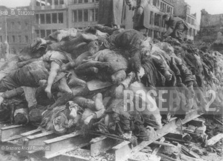 XGERMANIA ( DRESDA ) : ROGO DEI CADAVERI IN PIAZZA ALTMARKT DOPO IL BOMBARDAMENTO ALLEATO -  25 FEBBRAIO 1945 - REPRODUCTED BY Graziano Arici/Rosebud2 - GEO..IL PAGAMENTO DI DIRITTI  DI QUESTA IMMAGINE E RELATIVO SOLO AL LAVORO DI RIPRODUZIONE E ARCHIVIAZIONE DELLA STESSA. .TUTTI I DIRITTI DI RIPRODUZIONE SPETTANO ALLLA LANDESBIBLIOTHEK DEUTSCHE FOTOTHEK DI SASSONIA ALLA QUALE LUTILIZZATORE DI QUESTA IMMAGINE DEVE OBBLIGATORIAMENTE RIVOLGERSI PER IL RELATIVO PAGAMENTO DEI DIRITTI. .LA PUBBLICAZIONE DI QUESTA IMMAGINE IMPLICA LEFFETTUAZIONE DI QUESTO OBBLIGO.