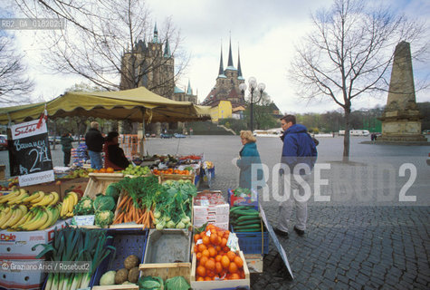 GERMANIA (TURINGIA) ERFURT :MERCATO SULLA PIAZZA DEL DUOMO  - © 1994 Graziano Arici/Rosebud2 / GEO