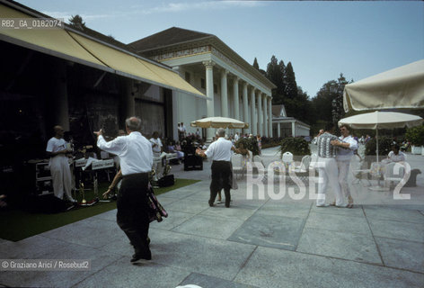 GERMANIA ( BADEN-WURTTEMBERG ) BADEN-BADEN : BALLO NEI GIARDINI DAVANTI ALLA KURHAUS  - © 1996 Graziano Arici/Rosebud2 / GEO /  TERME