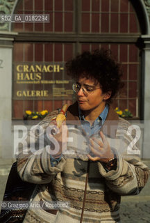 GERMANIA (TURINGIA) WEIMAR  : RAGAZZA CHE MANGIA UN WURSTEL  - © 1994 Graziano Arici/Rosebud2 / GEO