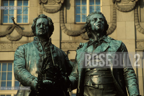 GERMANIA (TURINGIA) WEIMAR  : TEATRO E MONUMENTO A GOETHE E SCHILLER   © 1994 Graziano Arici/Rosebud2 / GEO / LETTERATURA