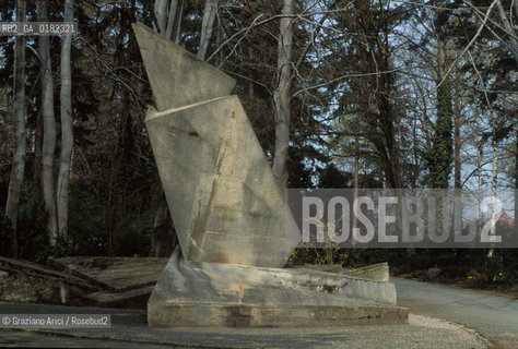 GERMANIA (TURINGIA) WEIMAR  : CIMITERO STORICO - TOMBA AI MARTIRI DI MARZO DI WALTER GROPIUS - © 1994 Graziano Arici/Rosebud2 / GEO / ARCHITETTURA MODERNA / CONTEMPORANEA