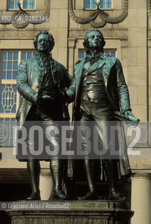 GERMANIA (TURINGIA) WEIMAR  : IL TEATRO E IL MONUMENTO A GOETHE E SCHILLER  - © 1994 Graziano Arici/Rosebud2 / GEO / LETTERATURA