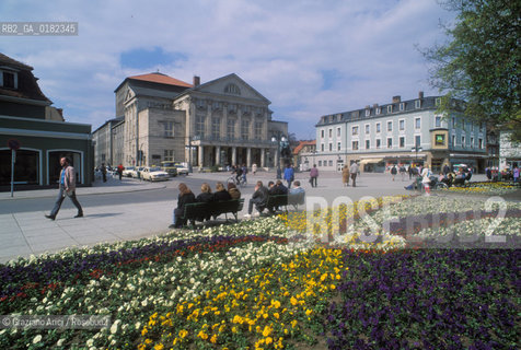 GERMANIA (TURINGIA) WEIMAR  : PIAZZA DEL TEATRO  - © 1994 Graziano Arici/Rosebud2 / GEO / LETTERATURA