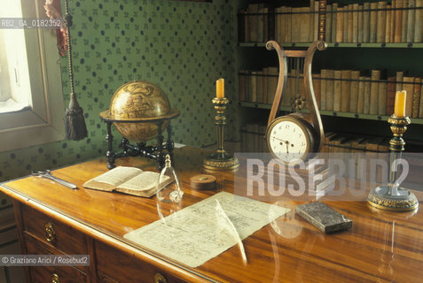 GERMANIA (TURINGIA) WEIMAR  : CASA DI FRIEDRICH VON SCHILLER - IL SUO SCRITTOIO - © 1994 Graziano Arici/Rosebud2 / GEO / LETTERATURA