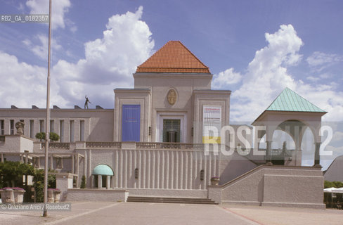 GERMANIA ( ASSIA ) DARMSTADT : IL MATHILDEHOLE CON SALA PER LE ESPOSIZIONI  DI JOSEPH OLBRICH   - © 1996 Graziano Arici/Rosebud2 / GEO /  ARCHITETTURA MODERNA / SECESSIONE