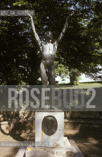 GERMANIA ( ASSIA ) DARMSTADT : SATUA SULLA IL MATHILDEHOLE     - © 1996 Graziano Arici/Rosebud2 / GEO /  ARCHITETTURA MODERNA / SECESSIONE