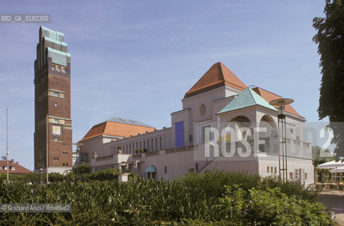 GERMANIA ( ASSIA ) DARMSTADT : IL MATHILDEHOLE CON LA HOCHZEITSTURM DI JOSEPH OLBRICH  E LA SALA PER LE ESPOSIZIONI   - © 1996 Graziano Arici/Rosebud2 / GEO /  ARCHITETTURA MODERNA