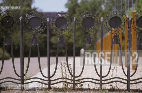 GERMANIA ( ASSIA ) DARMSTADT : RINGHIERA SULLA MATHILDEHOLE  DI JOSEPH OLBRICH  - © 1996 Graziano Arici/Rosebud2 / GEO /  ARCHITETTURA MODERNA / SECESSIONE