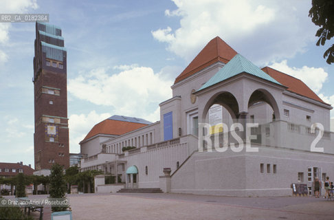 GERMANIA ( ASSIA ) DARMSTADT : IL MATHILDEHOLE CON LA HOCHZEITSTURM DI JOSEPH OLBRICH  E LA SALA DEESPOSIZIONI  - © 1996 Graziano Arici/Rosebud2 / GEO /  ARCHITETTURA MODERNA / SECESSIONE
