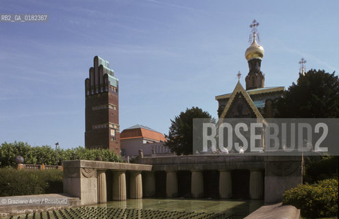 GERMANIA ( ASSIA ) DARMSTADT : IL MATHILDEHOLE CON LA HOCHZEITSTURM DI JOSEPH OLBRICH  E LA CAPPELLA ORTODOSSA  - © 1996 Graziano Arici/Rosebud2 / GEO /  ARCHITETTURA MODERNA