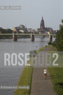 GERMANIA ( ASSIA ) FRANCOFORTE SUL MENO ( FRANKFURT ) : IL FIUME MENO   - © 1996 Graziano Arici/Rosebud2 / GEO /  BICICLETTA