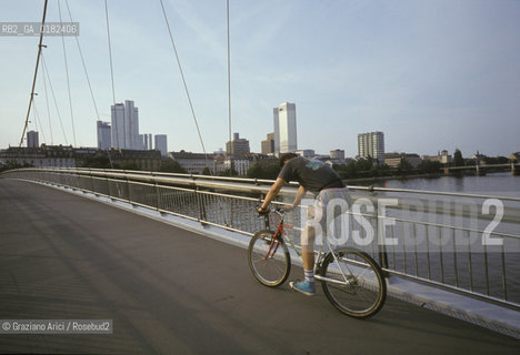GERMANIA ( ASSIA ) FRANCOFORTE SUL MENO ( FRANKFURT ) : IL FIUME MENO   - © 1996 Graziano Arici/Rosebud2 / GEO /  BICICLETTA