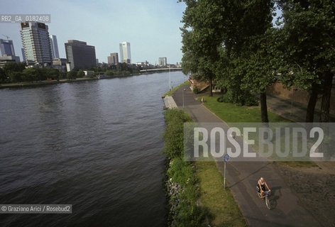 GERMANIA ( ASSIA ) FRANCOFORTE SUL MENO ( FRANKFURT ) : IL FIUME MENO   - © 1996 Graziano Arici/Rosebud2 / GEO /  BICICLETTA