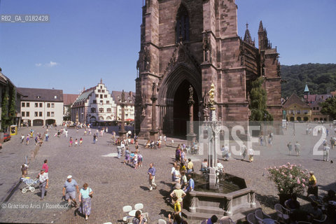 GERMANIA ( BADEN-WURTTEMBERB ) FRIBURGO ( FREIBURG IM BREISGAU ) : LA PIAZZA DELLA CATTEDRALE    - © 1996 Graziano Arici/Rosebud2 / GEO / GOTICO