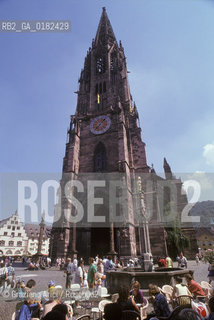 GERMANIA ( BADEN-WURTTEMBERB ) FRIBURGO ( FREIBURG IM BREISGAU ) : LA PIAZZA DELLA CATTEDRALE    - © 1996 Graziano Arici/Rosebud2 / GEO / GOTICO