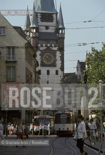 GERMANIA ( BADEN-WURTTEMBERB ) FRIBURGO ( FREIBURG IM BREISGAU ) : LA KAISER-JOSEPH-STRASSE E LA PORTA DI S.MARTINO    - © 1996 Graziano Arici/Rosebud2 / GEO