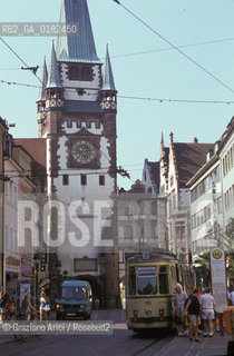 GERMANIA ( BADEN-WURTTEMBERB ) FRIBURGO ( FREIBURG IM BREISGAU ) : LA KAISER-JOSEPH-STRASSE E LA PORTA DI S.MARTINO    - © 1996 Graziano Arici/Rosebud2 / GEO