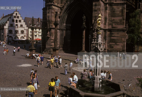 GERMANIA ( BADEN-WURTTEMBERB ) FRIBURGO ( FREIBURG IM BREISGAU ) : LA PIAZZA DELLA CATTEDRALE    - © 1996 Graziano Arici/Rosebud2 / GEO