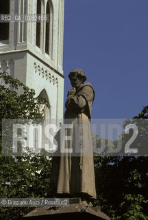 GERMANIA ( BADEN-WURTTEMBERB ) FRIBURGO ( FREIBURG IM BREISGAU ) :  MONUMENTO AL MONACO BERTHOLD SCHWARZ INVENTORE DELLA POLVERE DA SPARO    - © 1996 Graziano Arici/Rosebud2 / GEO