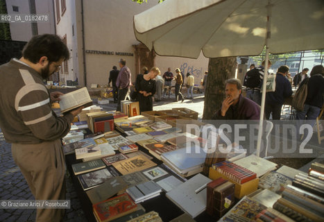 GERMANIA ( RENANIA-PALATINATO ) MAGONZA ( MAINZ ) : BANCHERELLE DI LIBRI DAVANTI AL MUSEO GUTENBERG  - © 1996 Graziano Arici/Rosebud2 / GEO