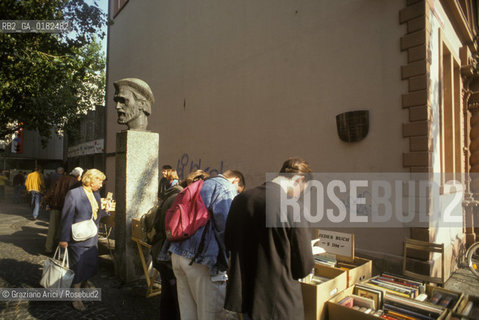 GERMANIA ( RENANIA-PALATINATO ) MAGONZA ( MAINZ ) : BANCHERELLE DI LIBRI DAVANTI AL MUSEO GUTENBERG  - © 1996 Graziano Arici/Rosebud2 / GEO