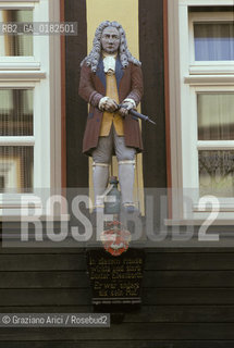 GERMANIA ( ASSIA ) HANNMUNDEN :  DECORAZIONE DI CASA    - © 1996 Graziano Arici/Rosebud2 / GEO