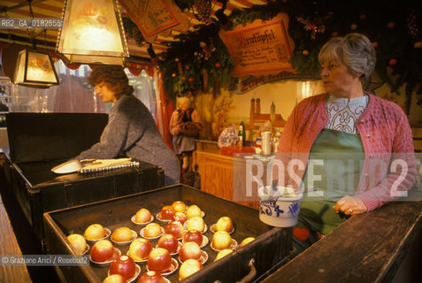 GERMANIA ( BAVIERA ) MONACO :  MERCATO DI NATALE IN MARIENPLATZ   - © 1996 Graziano Arici/Rosebud2 / GEO / GASTRONOMIA