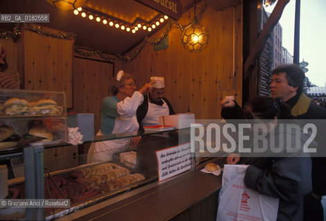 GERMANIA ( BAVIERA ) MONACO :  MARIENPLATZ   CHIOSCO DI WURSTEL  - © 1996 Graziano Arici/Rosebud2 / GEO / GASTRONOMIA