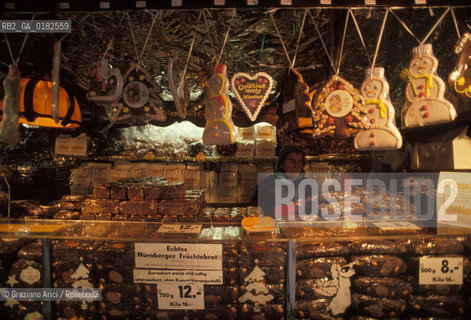 GERMANIA ( BAVIERA ) MONACO :  MARIENPLATZ   CHIOSCO DI DOCIUMI DI NATALE  - © 1996 Graziano Arici/Rosebud2 / GEO / GASTRONOMIA