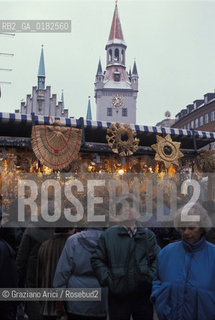GERMANIA ( BAVIERA ) MONACO :  MARIENPLATZ   MERCATO DI NATALE  - © 1996 Graziano Arici/Rosebud2 / GEO
