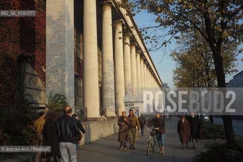 GERMANIA ( BAVIERA ) MONACO :  UNA VIA DEL CENTRO   - © 1996 Graziano Arici/Rosebud2 / GEO