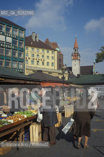 GERMANIA ( BAVIERA ) MONACO :  IL MERCATO IN VIKTUALENMARKT     - © 1996 Graziano Arici/Rosebud2 / GEO