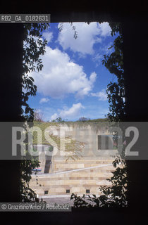 GERMANIA ( BADEN-WURTTENBERG ) STOCCARDA ( STUTTGART )  LA STAATSGALERIE DI JAMES STIRLING    - © 1996 Graziano Arici/Rosebud2 / GEO / ARCHITETTURA CONTEMPORANEA / MUSEO / FINESTRA