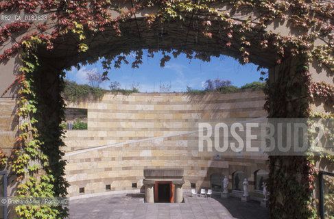 GERMANIA ( BADEN-WURTTENBERG ) STOCCARDA ( STUTTGART )  LA STAATSGALERIE DI JAMES STIRLING    - © 1996 Graziano Arici/Rosebud2 / GEO / ARCHITETTURA CONTEMPORANEA / MUSEO / FINESTRA