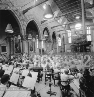 THE CONDUCTOR CLAUDIO ABBADO DURING A CONCERT IN SANTO STEFANO CHURCH IN VENICE - 1978 © ARCHIVIO Graziano Arici/Rosebud2  / MUSICA CLASSICA / DIRETTORE DORCHESTRA