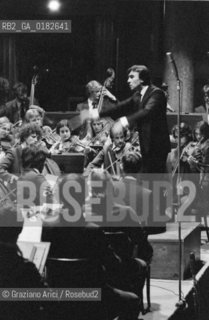 THE CONDUCTOR CLAUDIO ABBADO DURING A CONCERT IN SANTO STEFANO CHURCH IN VENICE - 1978 © ARCHIVIO Graziano Arici/Rosebud2  / MUSICA CLASSICA / DIRETTORE DORCHESTRA / CONCERTO / CHIESA