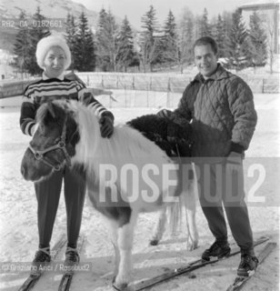 THE RACING DRIVER JEAN BEHRA WITH HIS WIFE IN CORTINA DAMPEZZO - 1959 © ARCHIVIO Graziano Arici/Rosebud2  / SPORT / CORRIDORE AUTOMOBILISTICO / SCI / CAVALLO