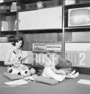THE OPERA SINGER ROSANNA CARTERI AT HER HOME WITH HER DOUGHTER - PADUA - 1964 © ARCHIVIO Graziano Arici/Rosebud2  / MUSICA LIRICA / CANTANTE LIRICO