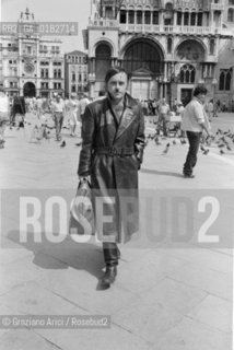 THE PAINTER AND SCULPTOR VINCENZO EULISSE IN VENICE : CONTEST OF THE SUMMIT BETWEEN THE MOST INDUSTRIALIZED COUNTRIES   - 1987 © ARCHIVIO Graziano Arici/Rosebud2  / ARTE / PITTORE / SCULTORE / VARIE / CONTESTAZIONE / PERFORMANCE