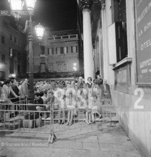 PEOPLE WAITING THE CONCERT OF THE CONDUCTOR HERBERT VON KARAJAN AT THE LA FENICE THEATRE - 1970 © ARCHIVIO Graziano Arici/Rosebud2  / MUSICA / DIRETTORE DORCHESTRA / TEATRO LA FENICE
