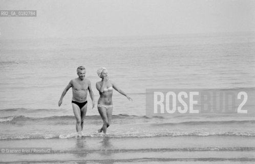 THE CONDUCTOR HERBERT VON KARAJAN WITH HIS WIFE ELIETTE AT VENICE LIDO BEACH - 1970 © ARCHIVIO Graziano Arici/Rosebud2  / MUSICA / DIRETTORE DORCHESTRA / SPIAGGIA