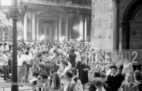 PEOPLE WAITING THE CONCERT OF THE CONDUCTOR HERBERT VON KARAJAN AT THE LA FENICE THEATRE - 1970 © ARCHIVIO Graziano Arici/Rosebud2  / MUSICA / DIRETTORE DORCHESTRA / TEATRO LA FENICE