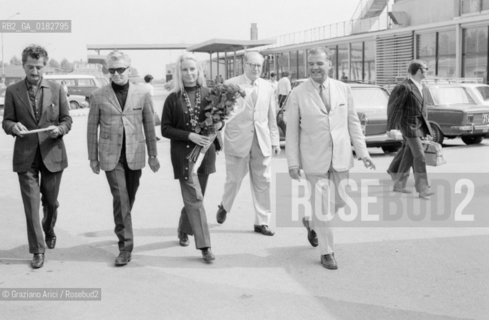 THE CONDUCTOR HERBERT VON KARAJAN WITH HIS WIFE ELIETTE AND FLORIS LUIGI AMMANNATI AND GIUSEPPE PUGLIESE AT THE VENICE AIRPORT - 1970 © ARCHIVIO Graziano Arici/Rosebud2  / MUSICA / DIRETTORE DORCHESTRA / TEATRO LA FENICE